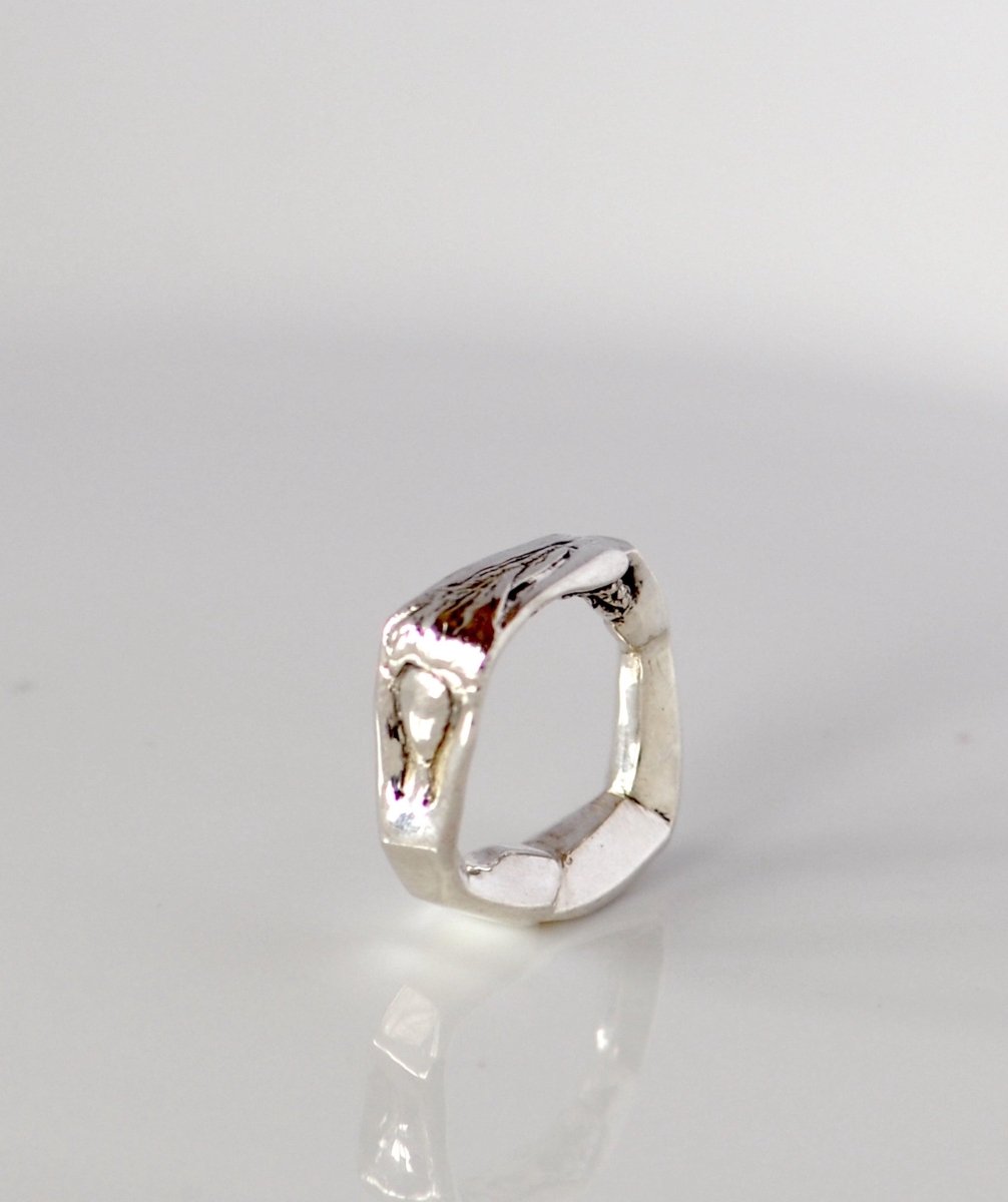 Handmade sterling silver female silhouette ring, swimmer jewelry, minimalist woman empowerment jewelry, made in Barcelona