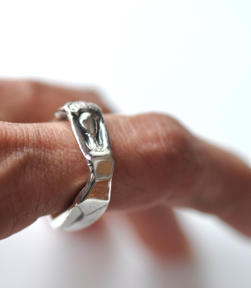 Handmade sterling silver female silhouette ring, swimmer jewelry, minimalist woman empowerment jewelry, made in Barcelona