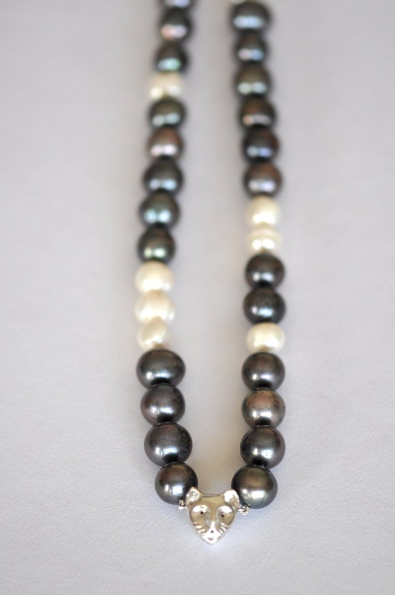 Handmade peacock and white freshwater pearl necklace with sterling silver cat charm, unique cat jewelry, made in Barcelona