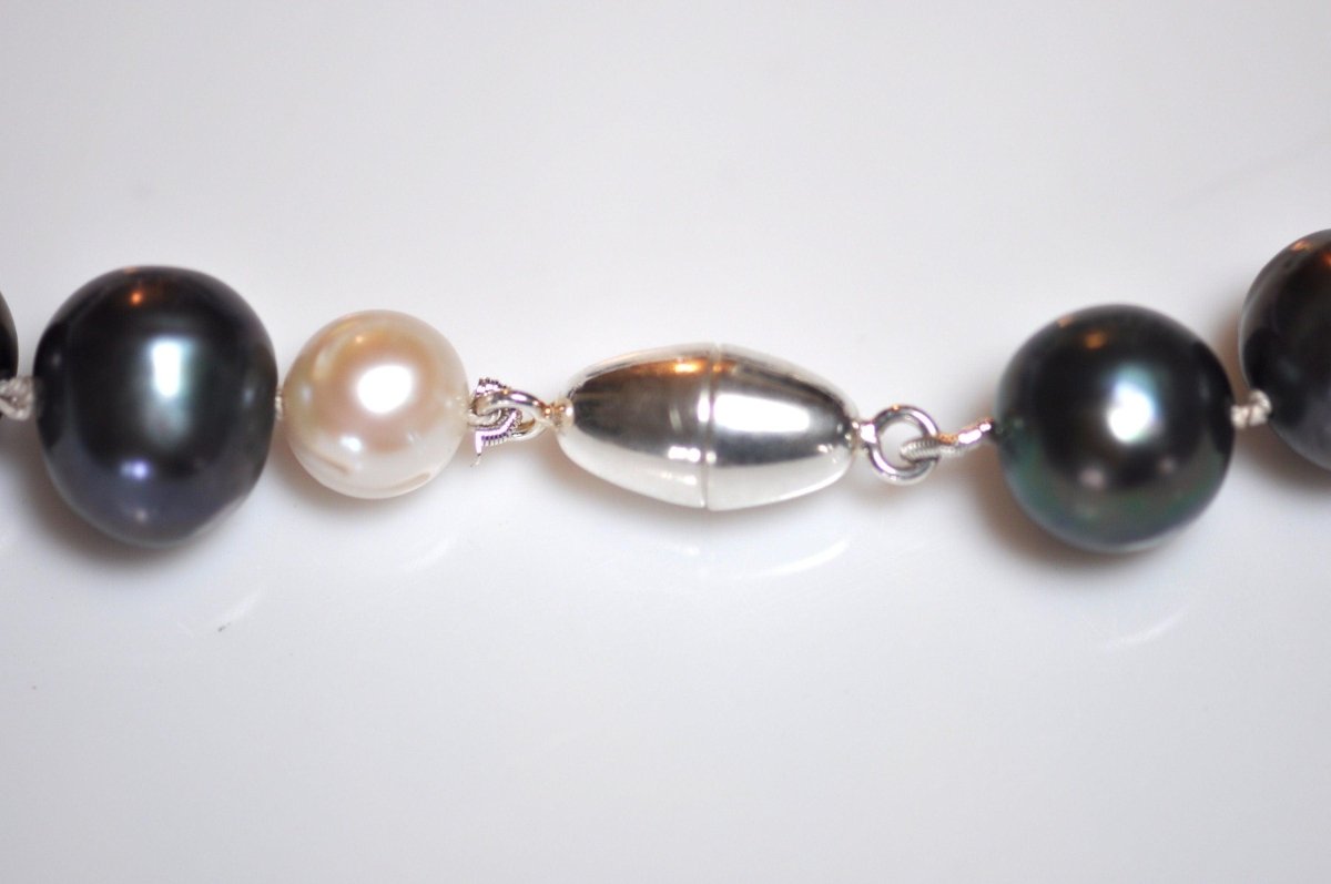 Handmade peacock and white freshwater pearl necklace with sterling silver cat charm, unique cat jewelry, made in Barcelona
