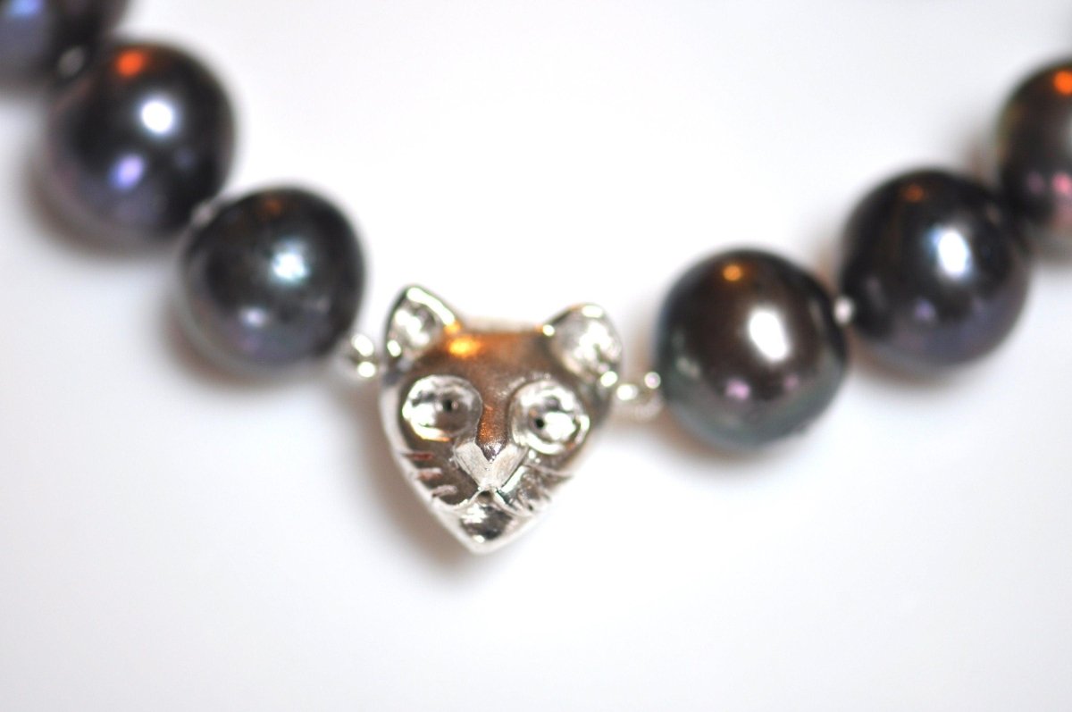 Handmade peacock and white freshwater pearl necklace with sterling silver cat charm, unique cat jewelry, made in Barcelona