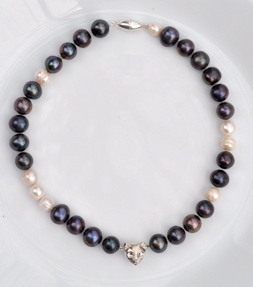 Handmade peacock and white freshwater pearl necklace with sterling silver cat charm, unique cat jewelry, made in Barcelona