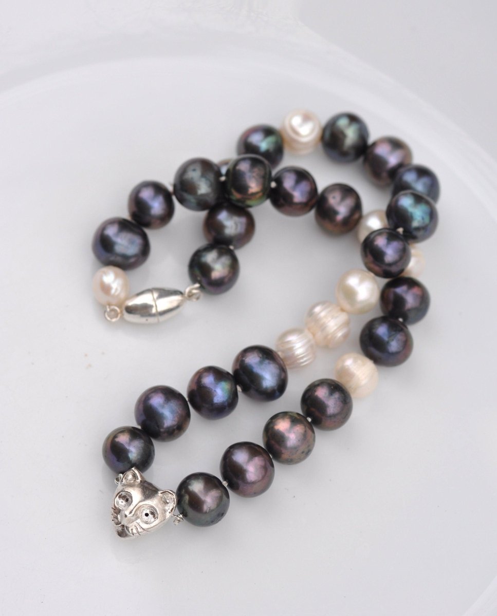 Handmade peacock and white freshwater pearl necklace with sterling silver cat charm, unique cat jewelry, made in Barcelona