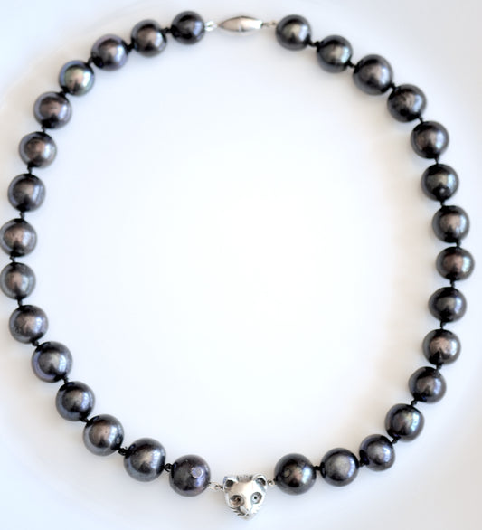 Handmade black freshwater pearl necklace with silver cat charm, made in Barcelona
