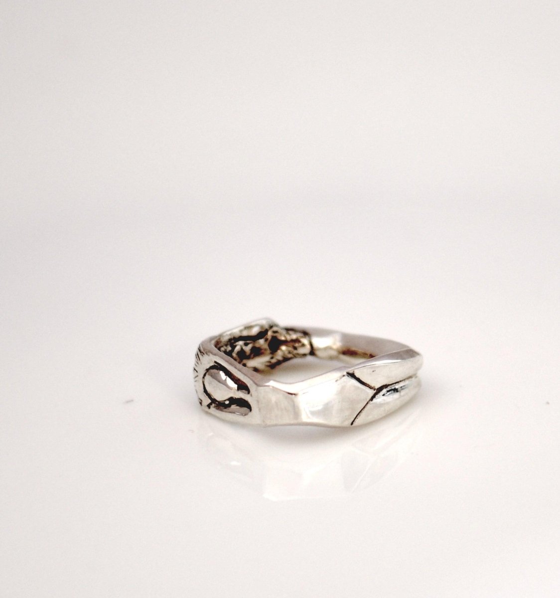 Handmade sterling silver female silhouette ring, swimmer jewelry, minimalist woman empowerment jewelry, made in Barcelona