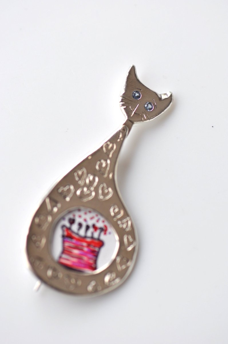 Handmade sterling silver cat brooch with swappable photo frame and gemstone eyes, unique personalised cat jewelry