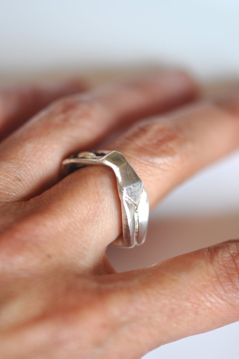 Handmade sterling silver female silhouette ring, swimmer jewelry, minimalist woman empowerment jewelry, made in Barcelona