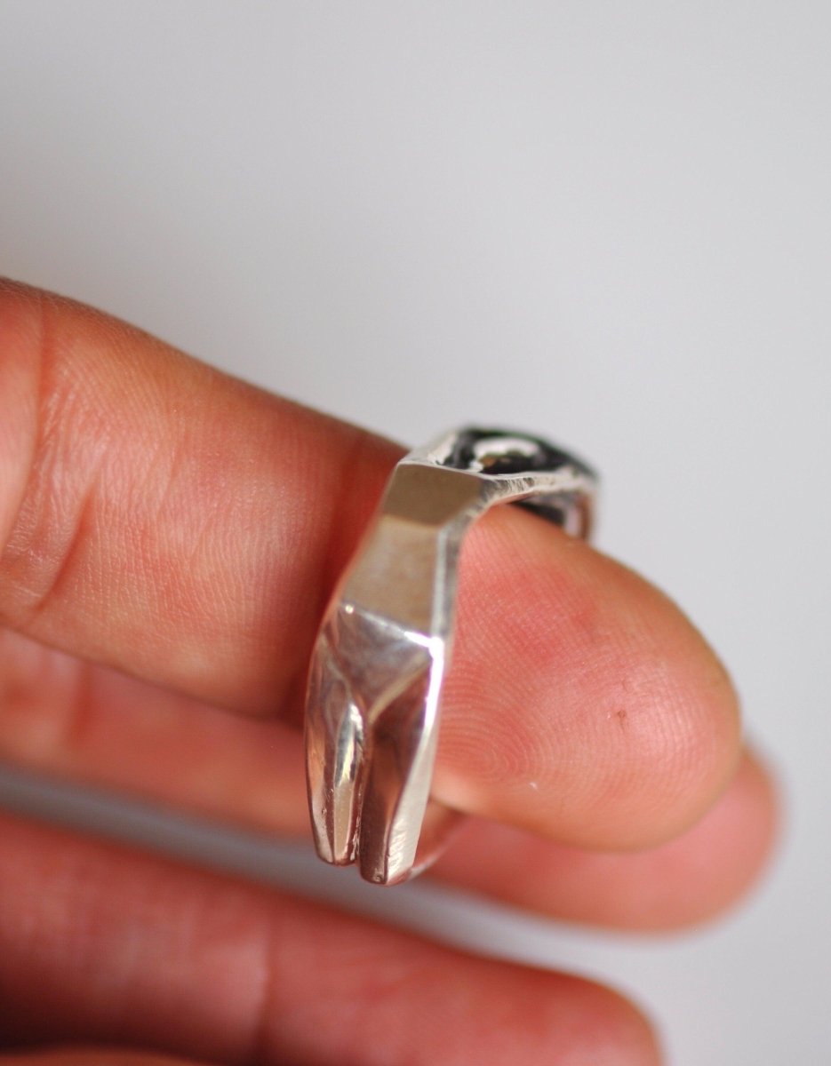 Handmade sterling silver female silhouette ring, swimmer jewelry, minimalist woman empowerment jewelry, made in Barcelona
