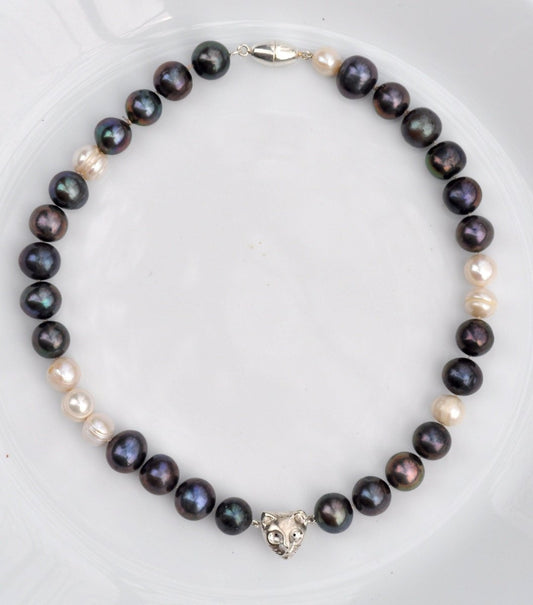 Handmade peacock and white freshwater pearl necklace with sterling silver cat charm, unique cat jewelry, made in Barcelona
